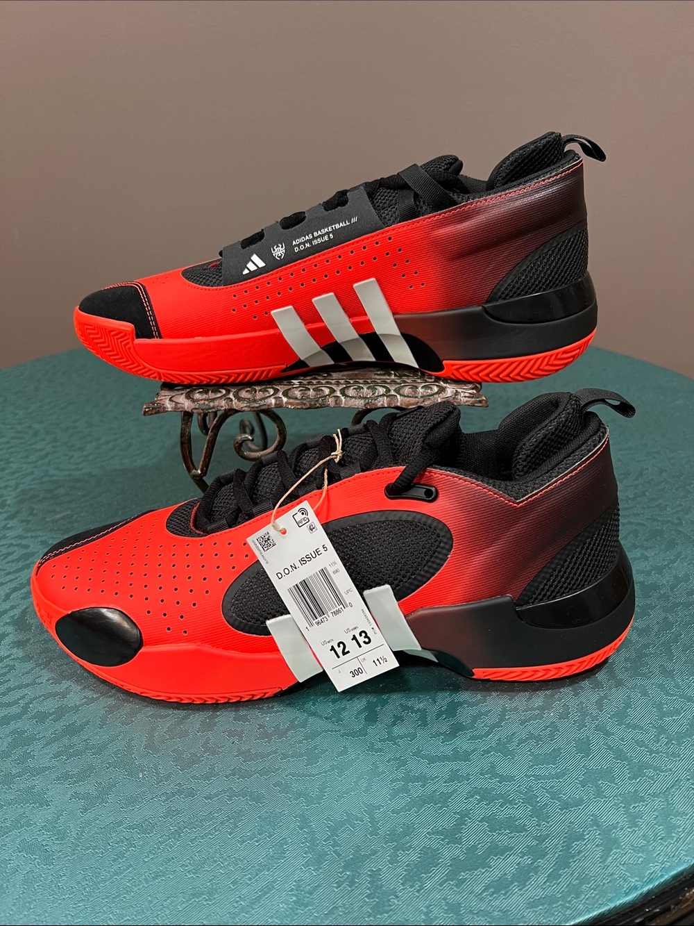 DON Issue 5. Solar red/cloud white/ core black - Picture 2 of 6